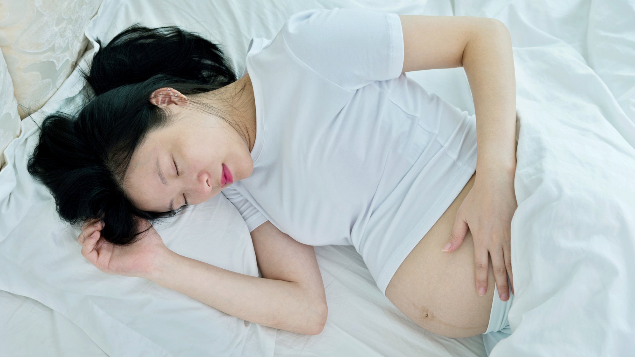 weird-dreams-during-pregnancy-featured